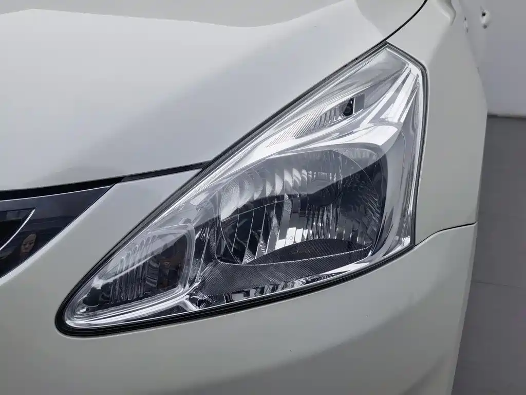 Nissan Tiida — миниатюра 7