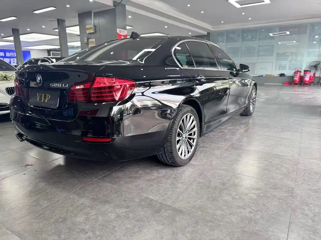 BMW 5 Series — миниатюра 10