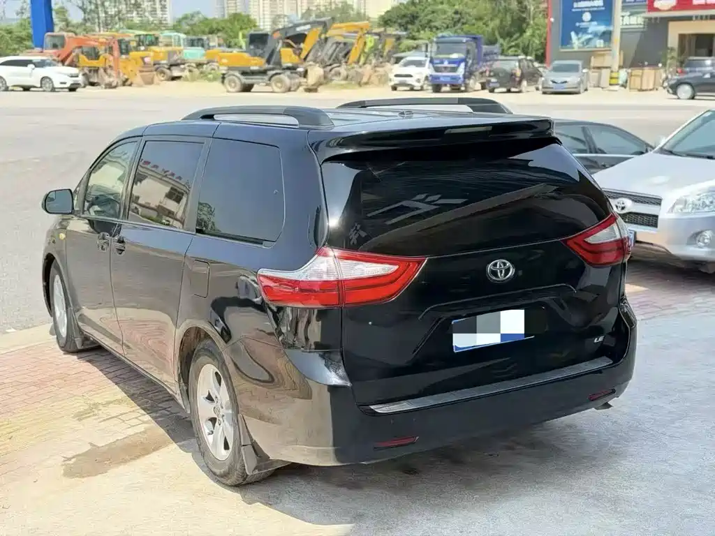 Toyota Sienna — миниатюра 9