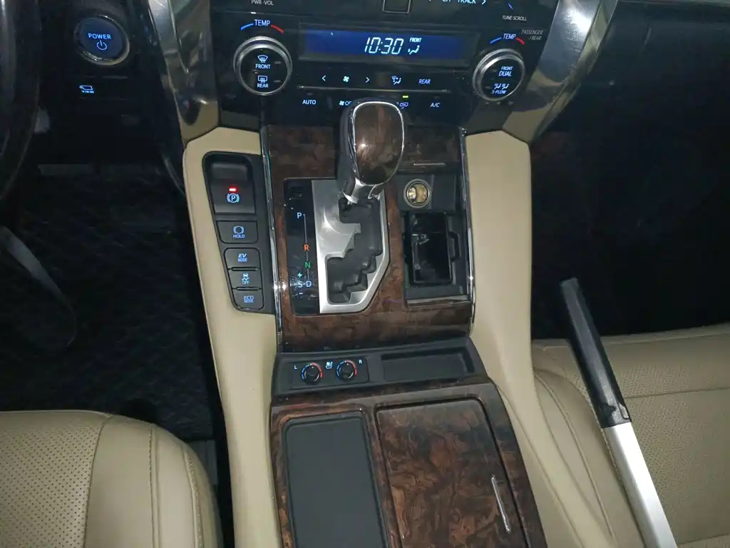 Toyota Alphard — миниатюра 7