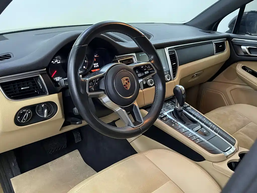 PORSCHE MACAN