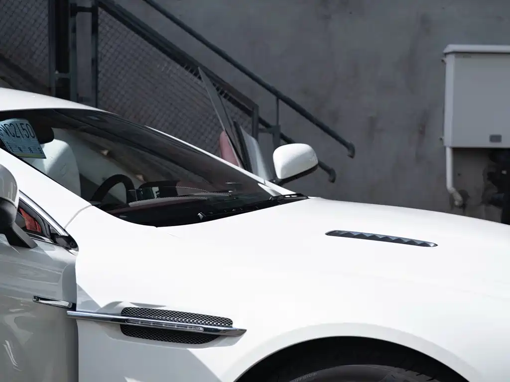 Aston Martin Rapide — миниатюра 4