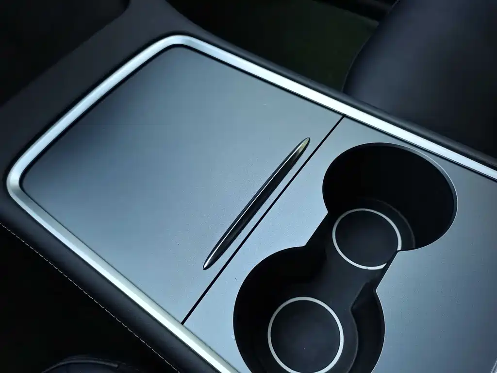 Tesla Model Y — миниатюра 20