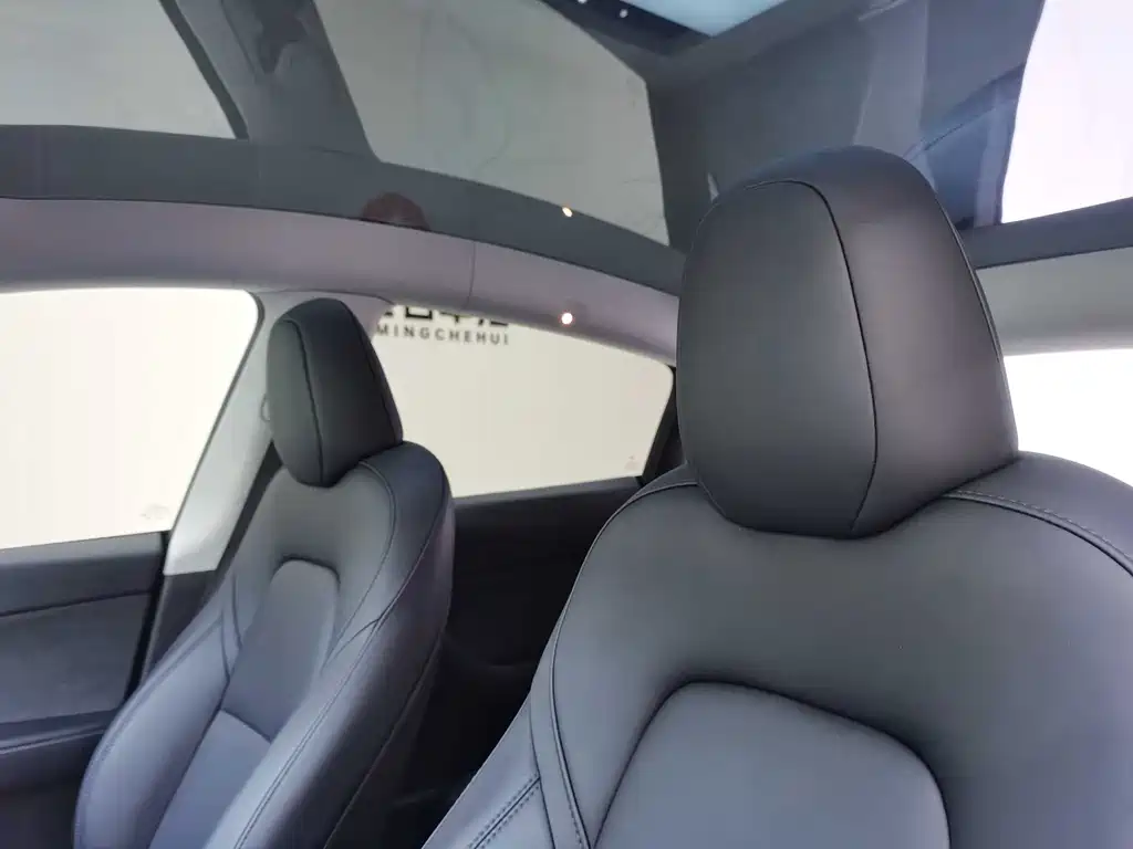 Tesla Model Y — миниатюра 9