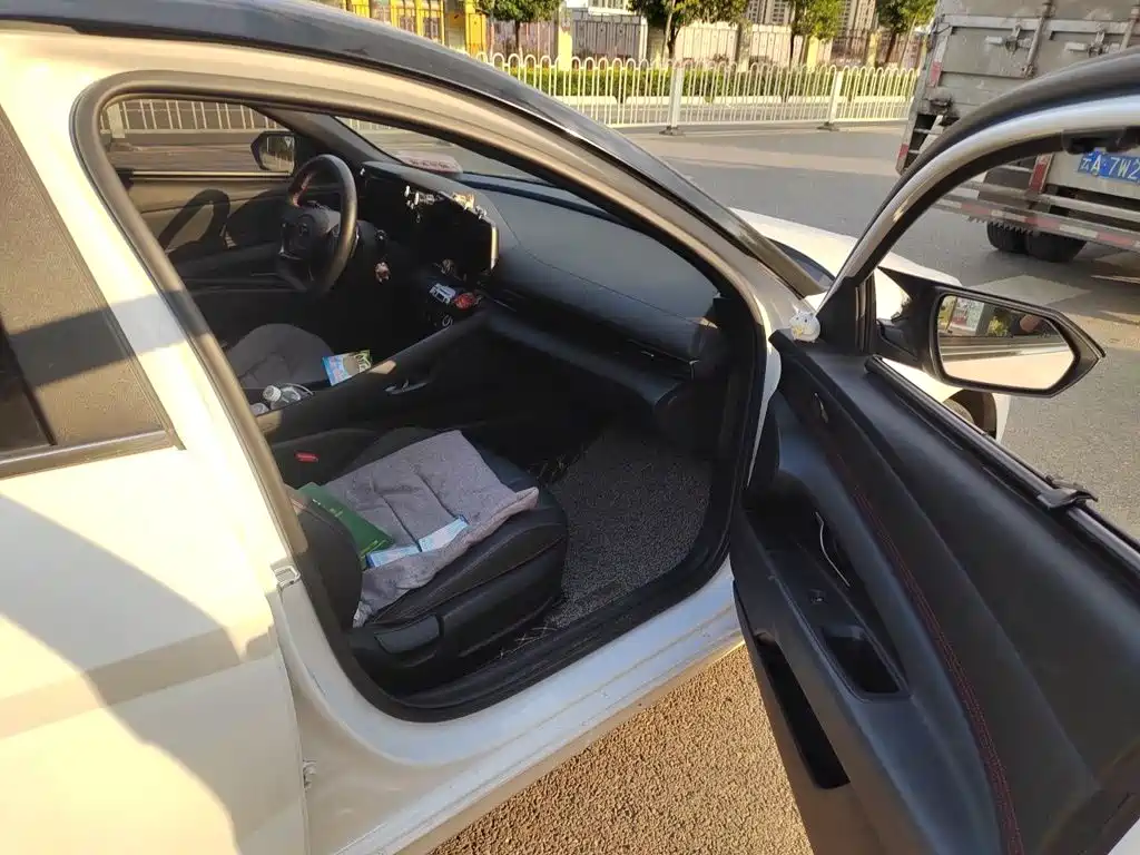 Hyundai Elantra — миниатюра 17