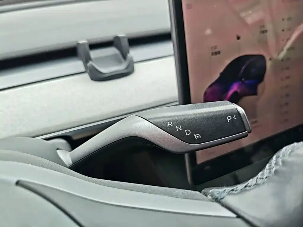Tesla Model Y — миниатюра 14