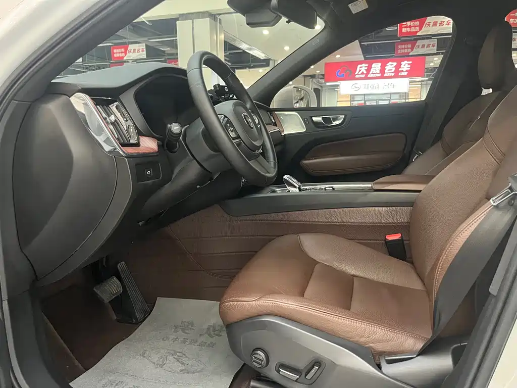 Volvo XC60 2023 B5 Luxury