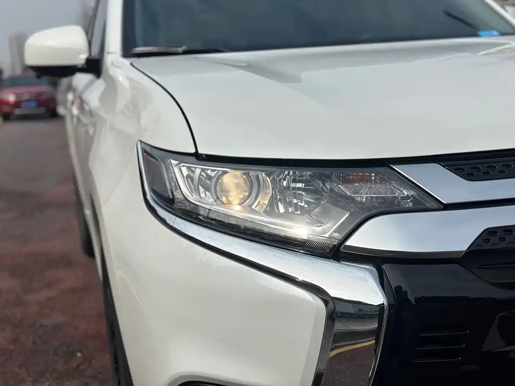 MITSUBISHI OUTLANDER