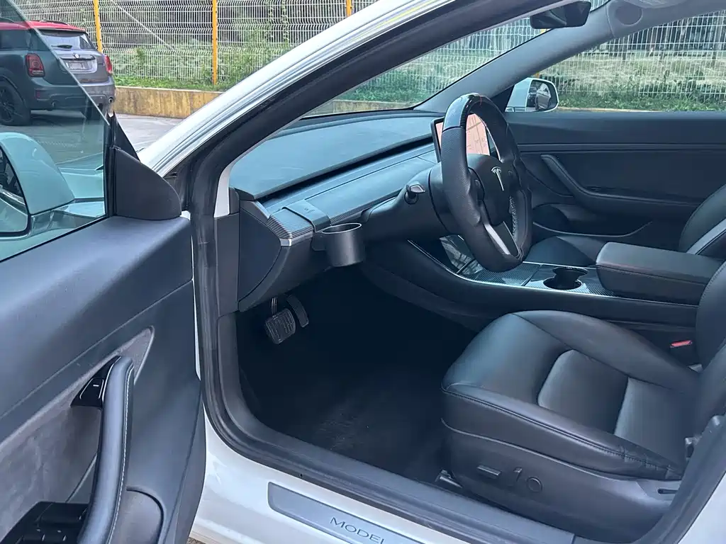 Tesla Model 3 — миниатюра 4
