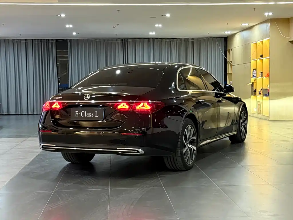 Mercedes-Benz E-Class — миниатюра 7