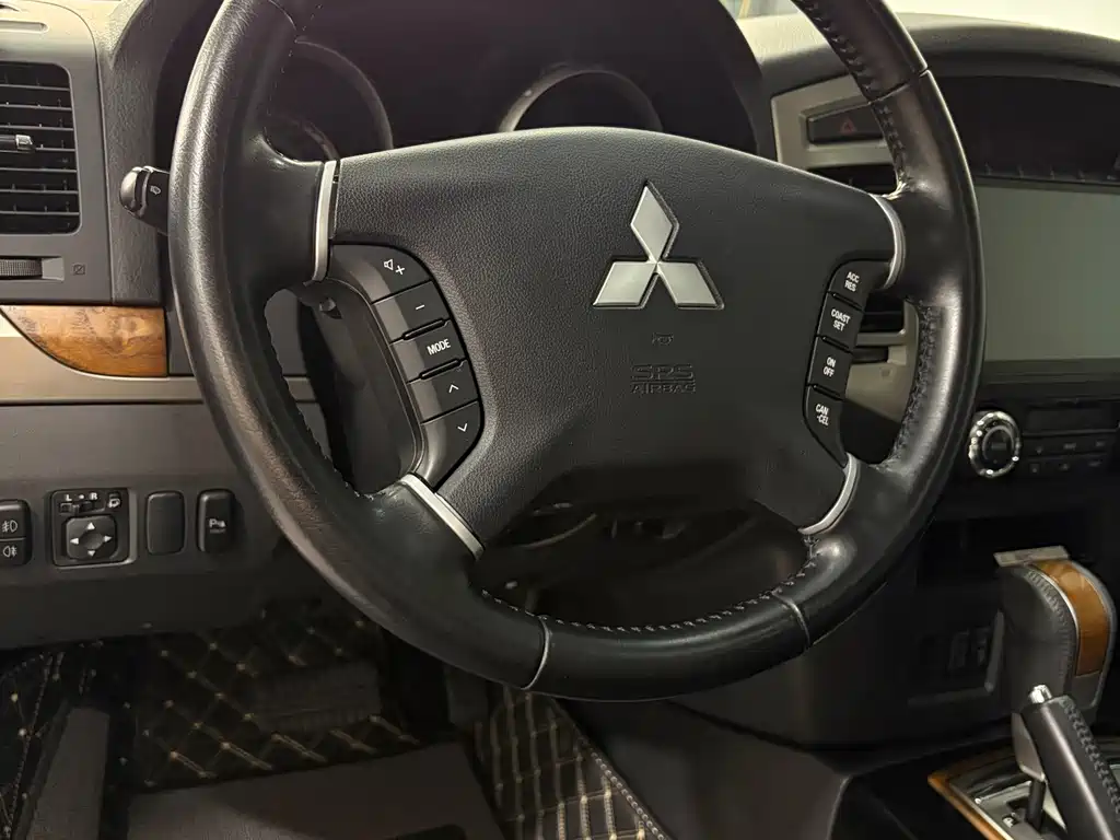 Mitsubishi Pajero (Import) — миниатюра 9