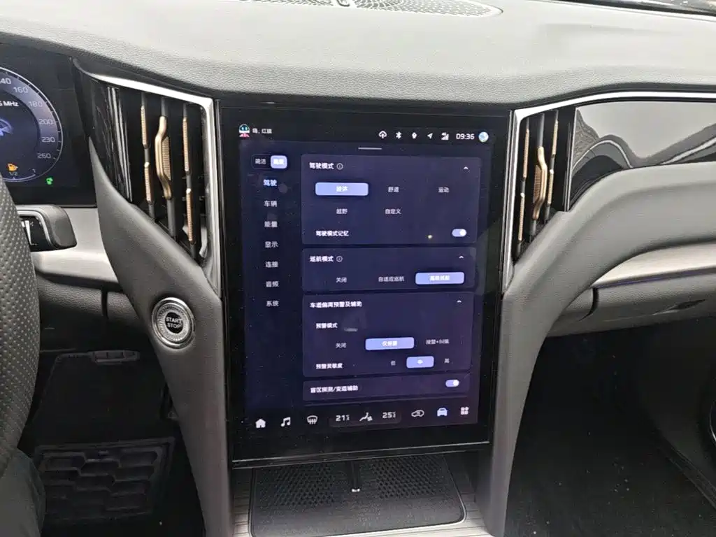 Hongqi Hongqi HS7 PHEV — миниатюра 12