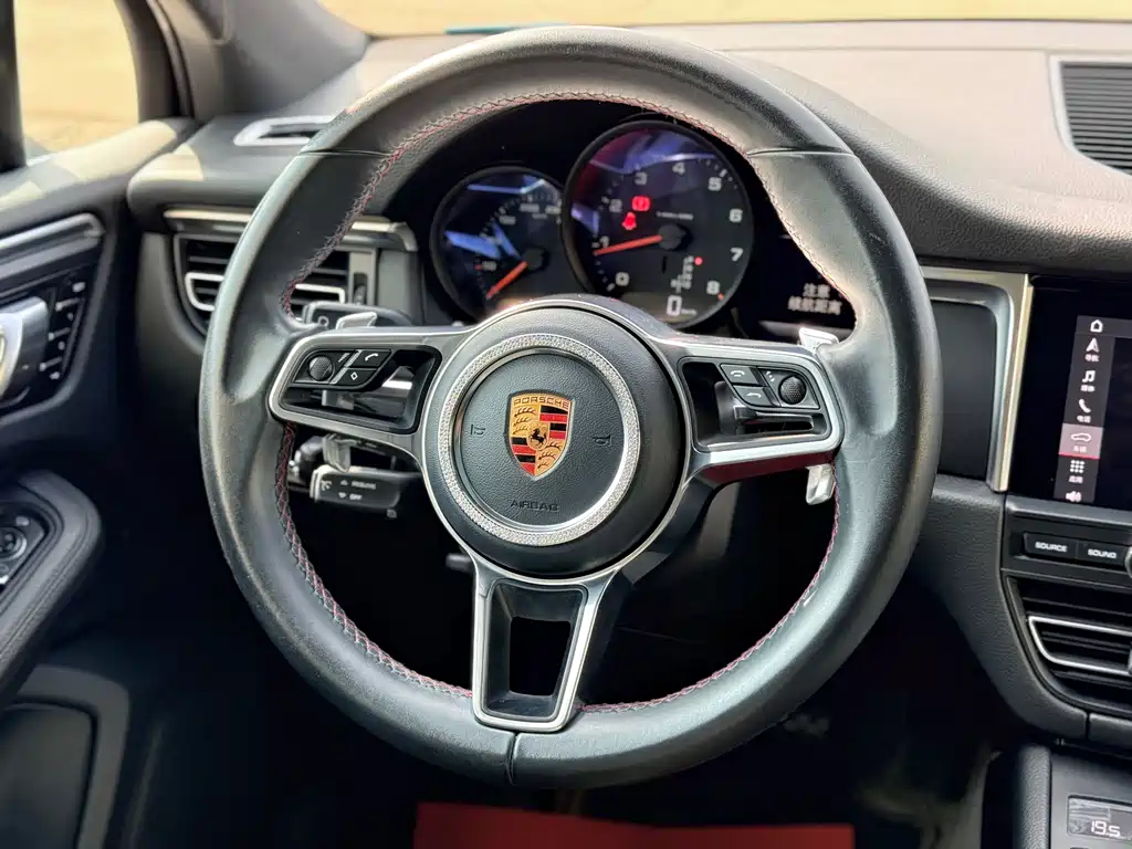 PORSCHE MACAN