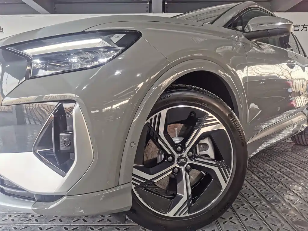 AUDI Q4 E TRON