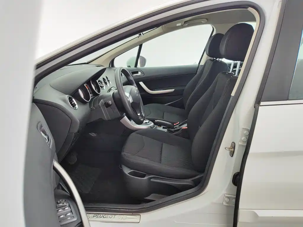Peugeot 408 2013 2.0L AT Comfort