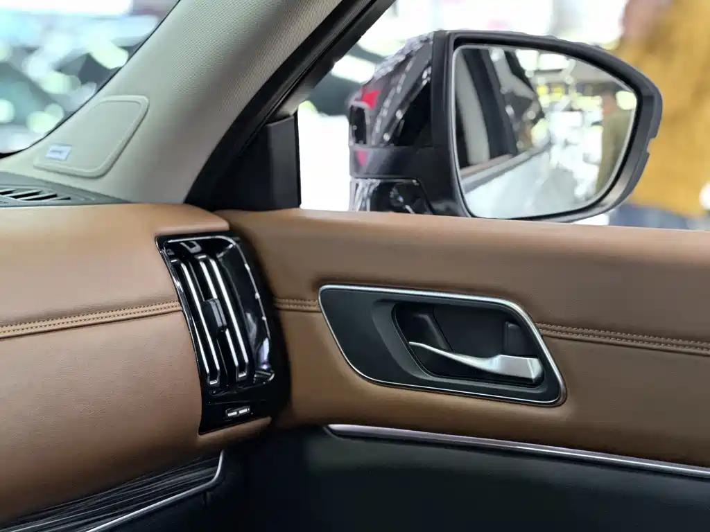 NISSAN EXPLORING THE LAND