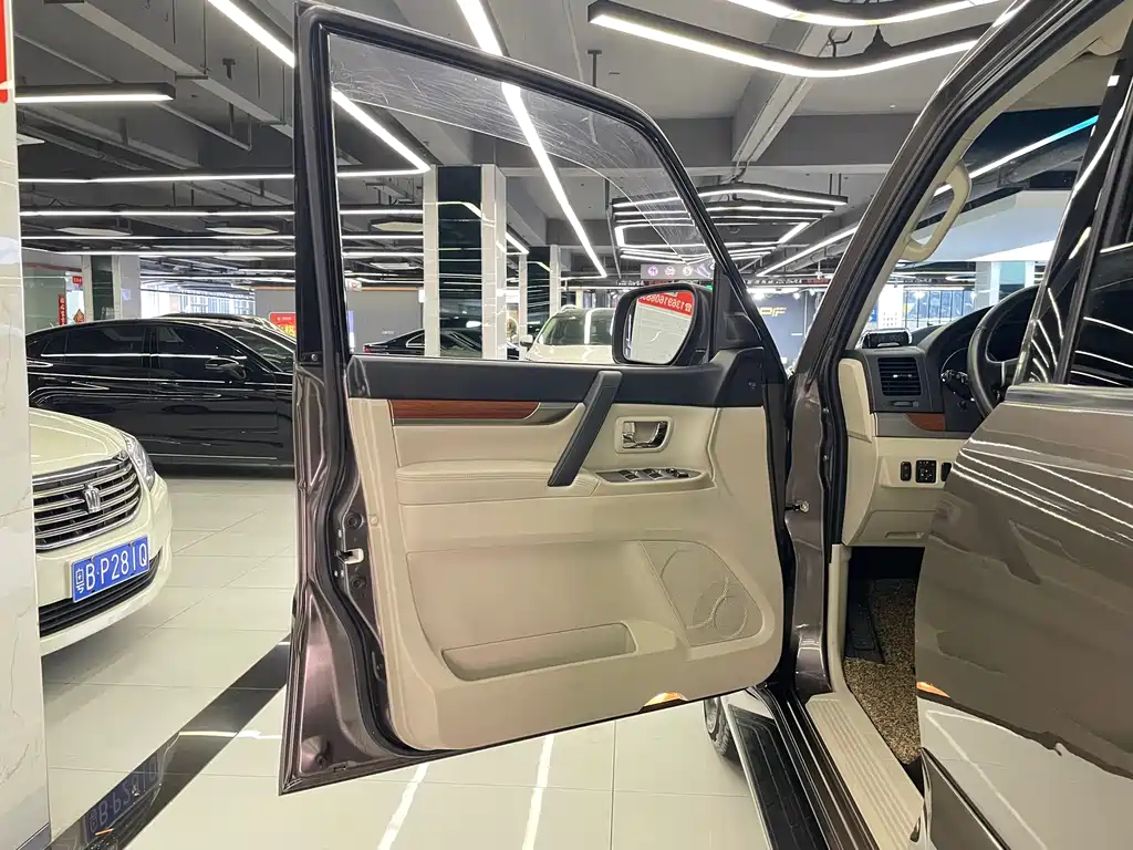 Mitsubishi Pajero (Import) — миниатюра 31