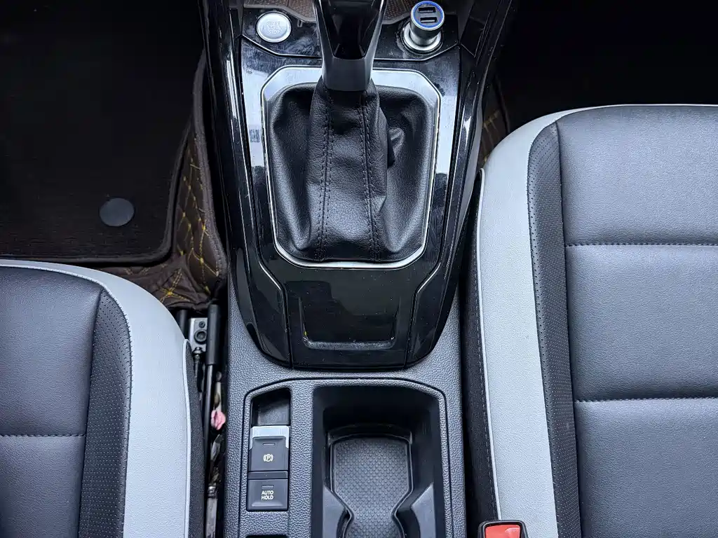 Volkswagen T-Roc 2023 — фото 16