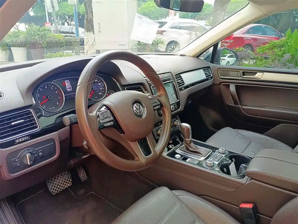 VOLKSWAGEN TOUAREG