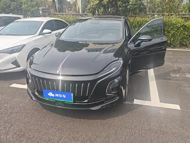 Hongqi HONGQI E QM5 2025