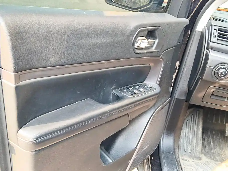 Jeep Grand Commander — миниатюра 7