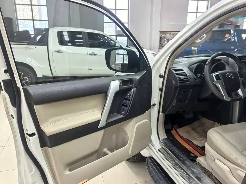 Toyota Land Cruiser Prado 2010 2.7L AT Standard