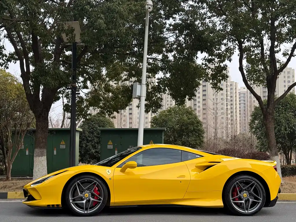 FERRARI F8