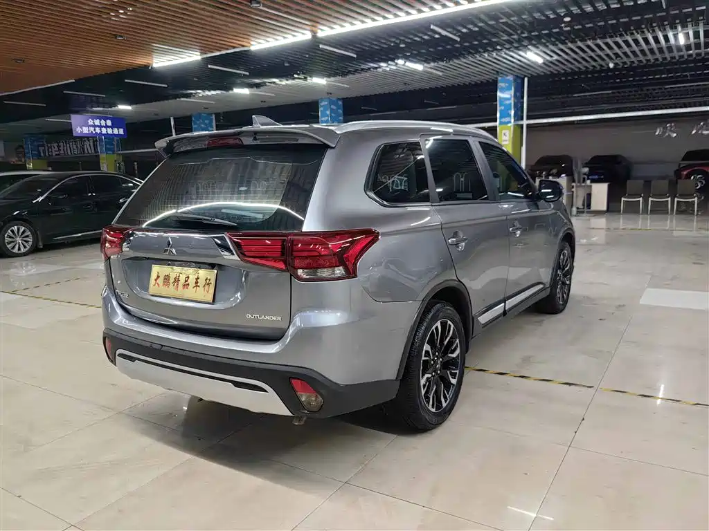 MITSUBISHI OUTLANDER