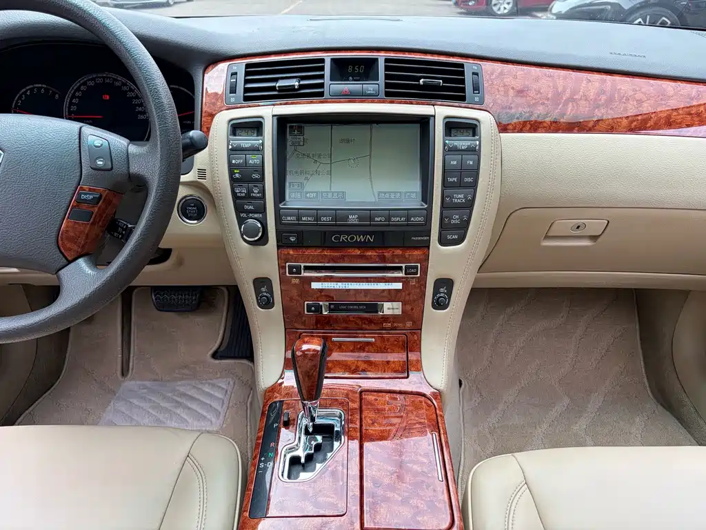Toyota Crown — миниатюра 7