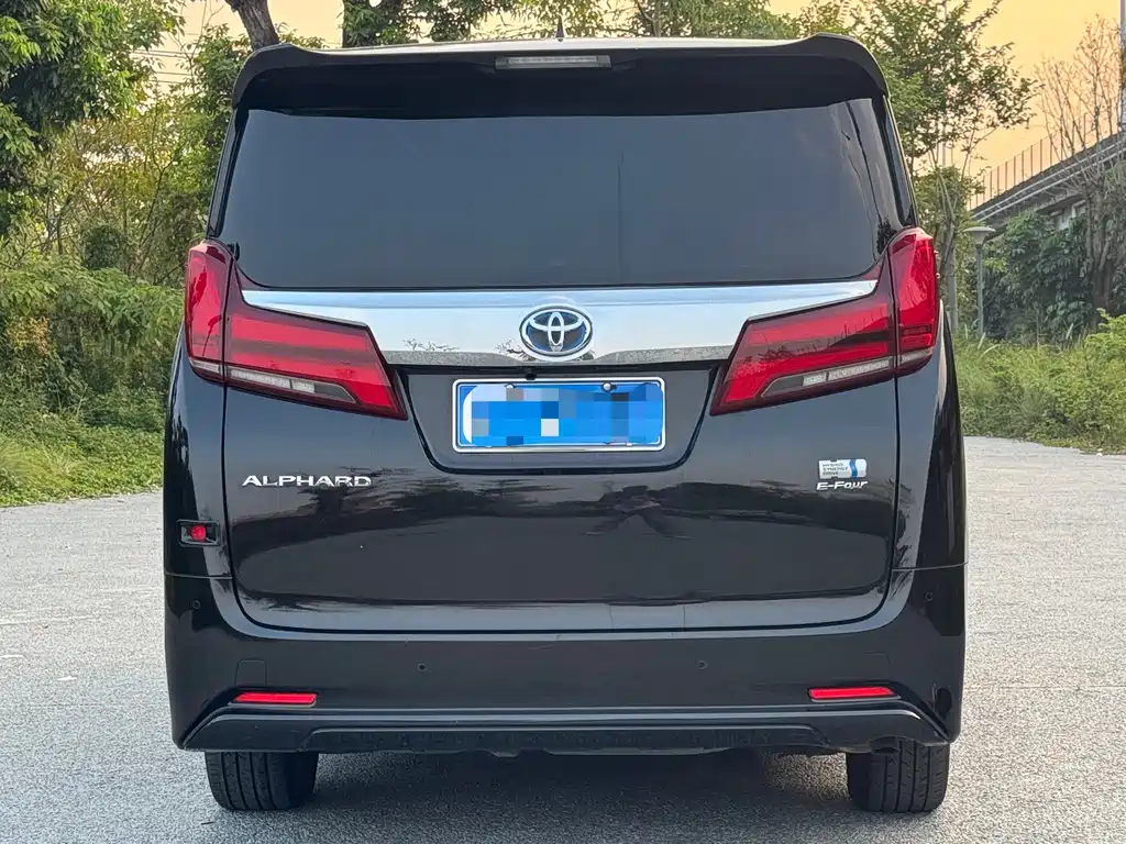 Toyota Alphard — миниатюра 5