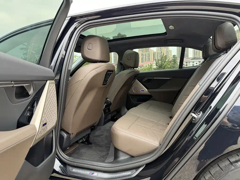 BMW 5 Series — миниатюра 14