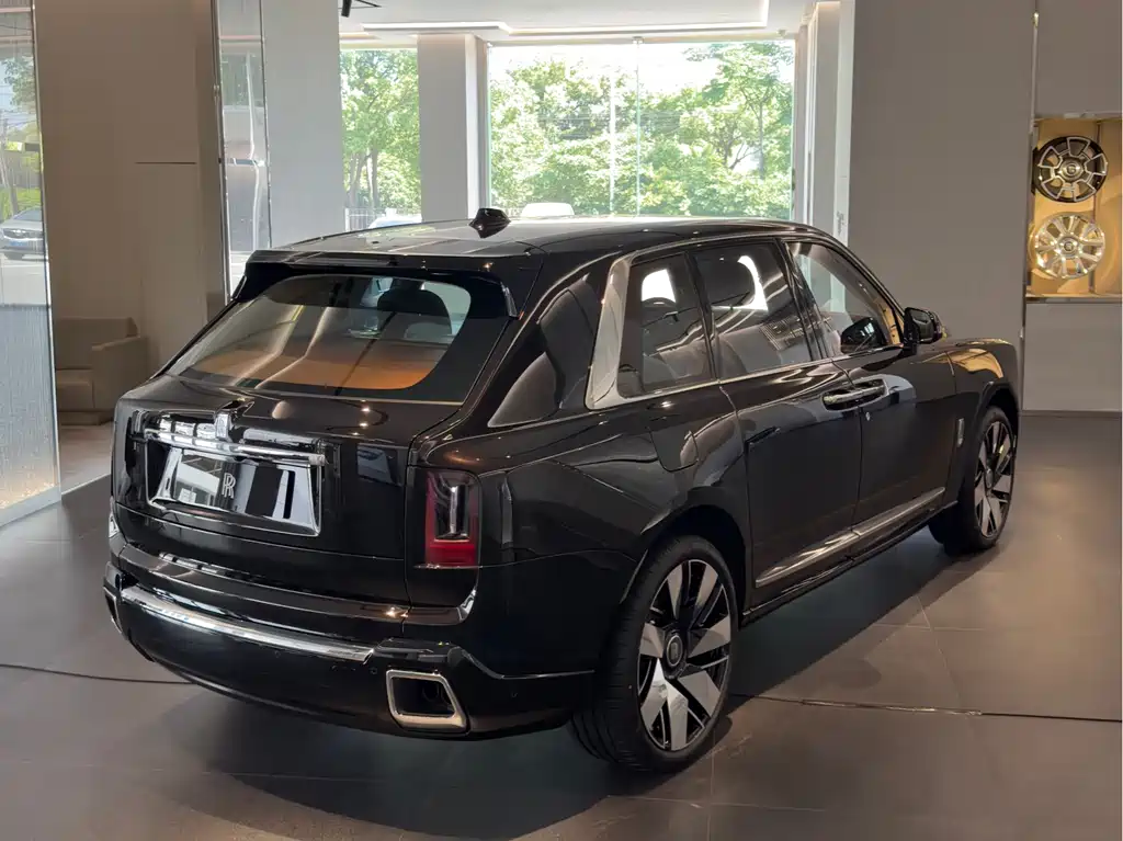 Rolls-Royce Cullinan 2026 мест