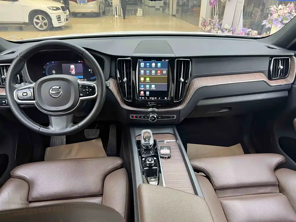 Volvo XC60 PHEV — миниатюра 14