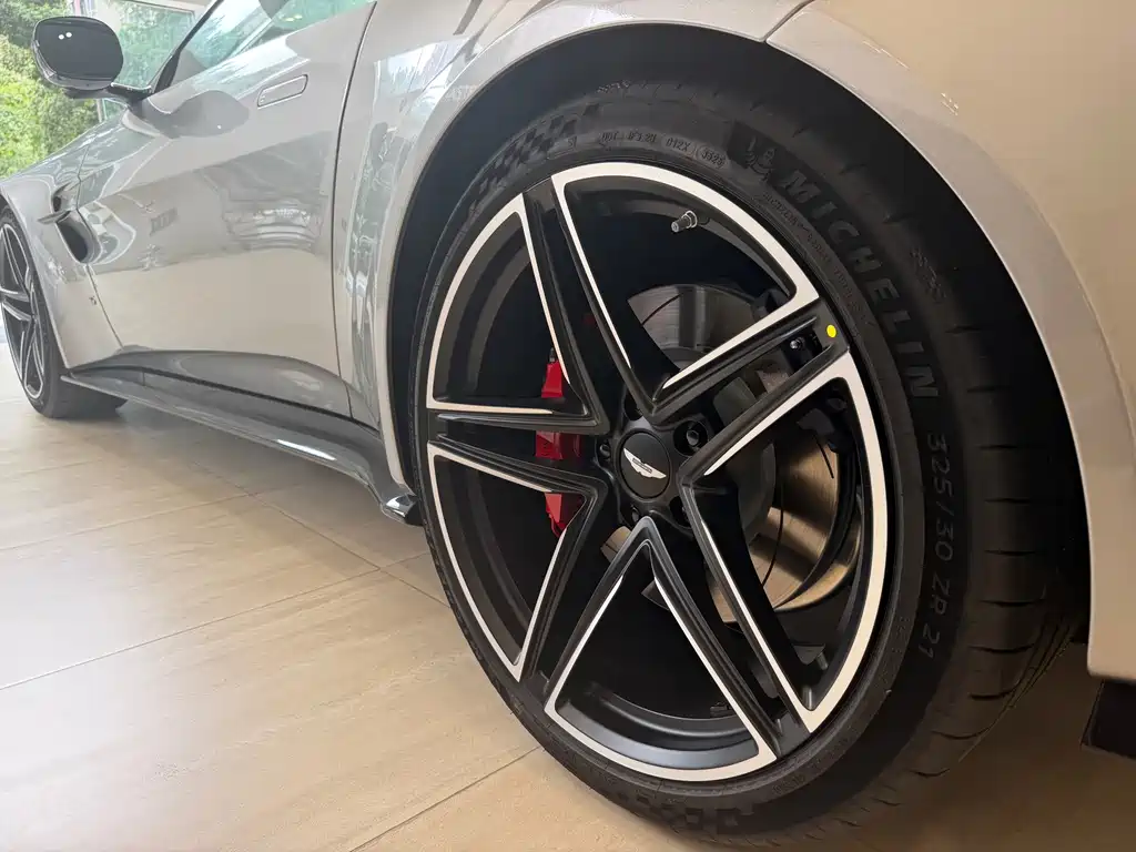 Aston Martin V8 Vantage — миниатюра 5