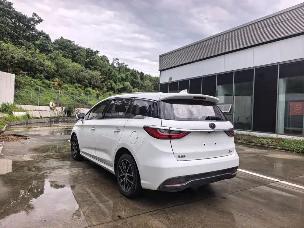 BYD MAX — миниатюра 6