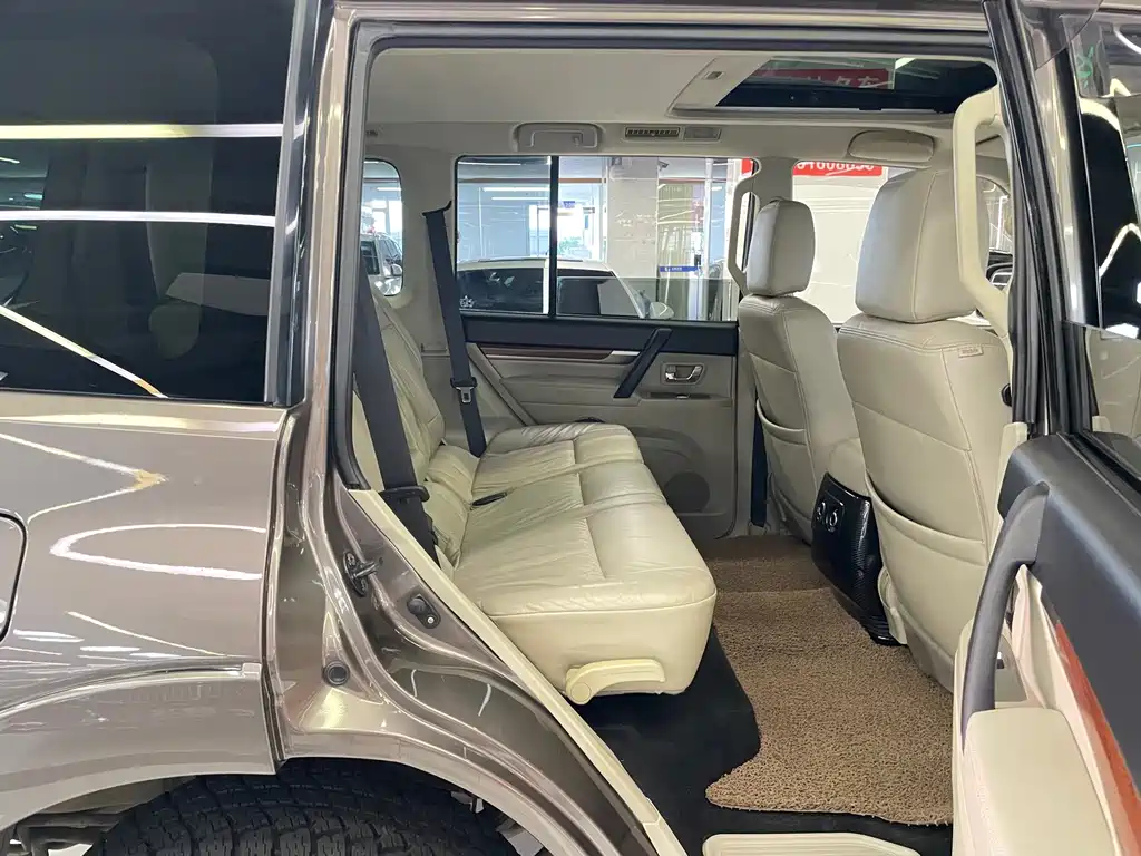 Mitsubishi Pajero (Import) — миниатюра 9