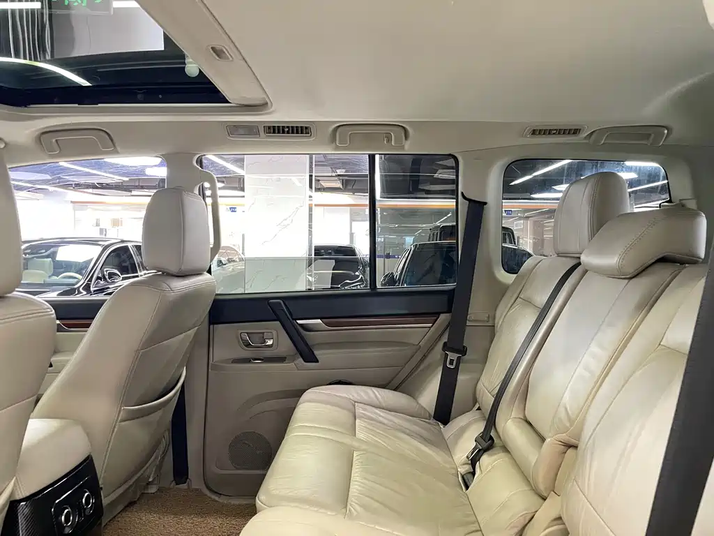 Mitsubishi Pajero (Import) — миниатюра 34