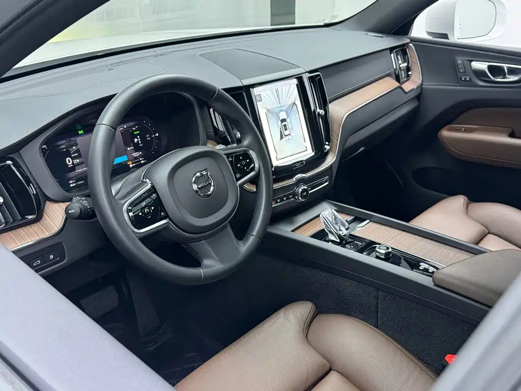 Volvo XC60 PHEV — миниатюра 7