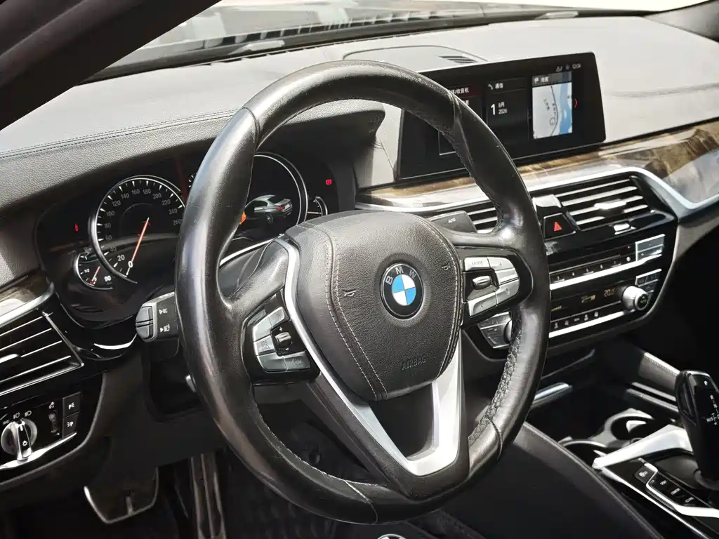 BMW 5 Series — миниатюра 6
