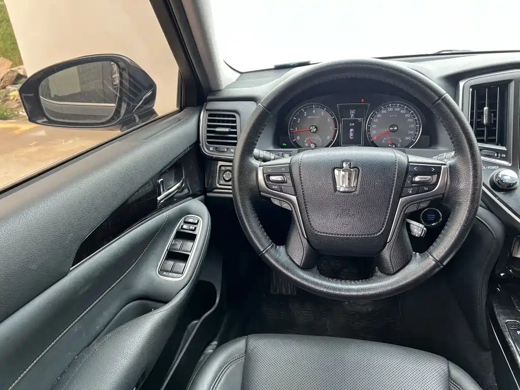 Toyota Crown — миниатюра 5