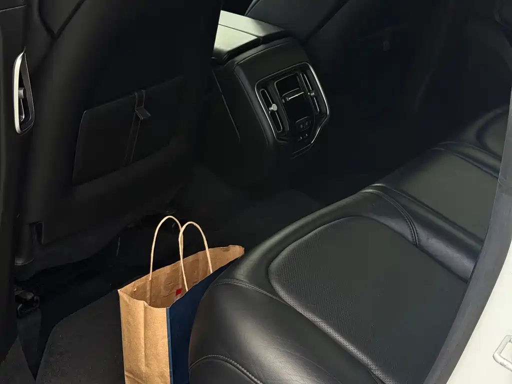 Aston Martin DBX — миниатюра 7