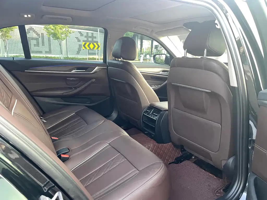 BMW 5 Series — миниатюра 8