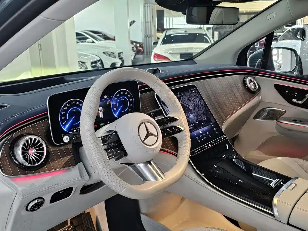 Mercedes-Benz EQE SUV — миниатюра 5