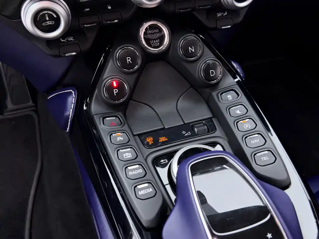 Aston Martin V8 Vantage — миниатюра 17