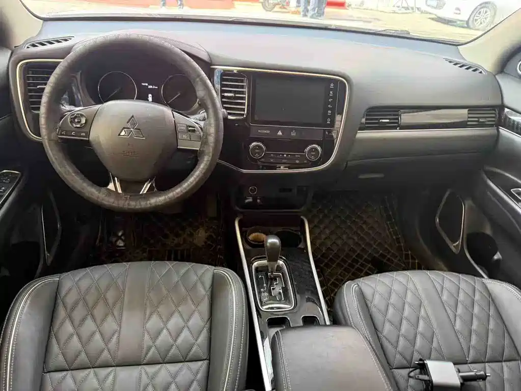 MITSUBISHI OUTLANDER