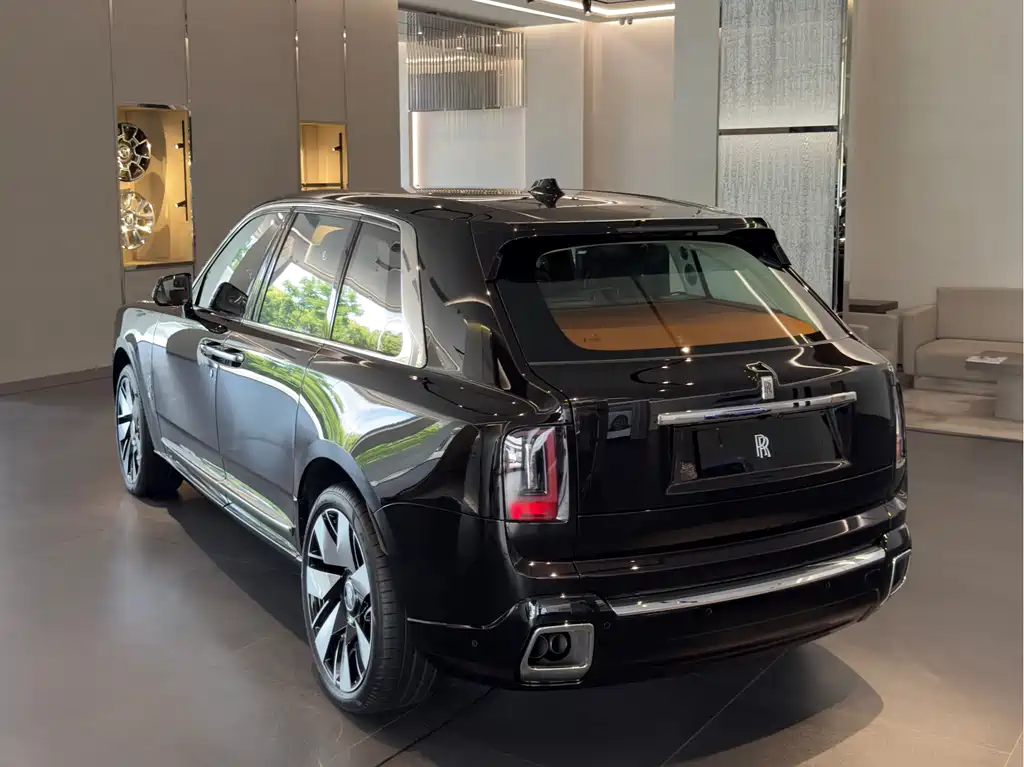 Rolls-Royce Cullinan 2026 мест