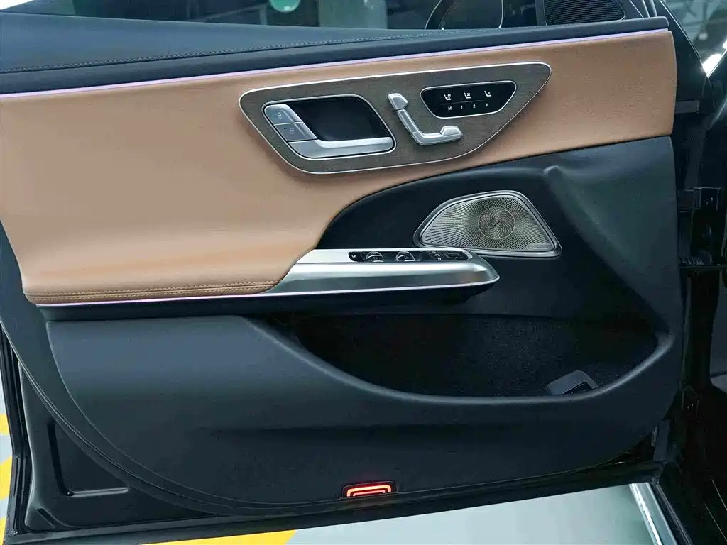 Mercedes-Benz E-Class — миниатюра 9