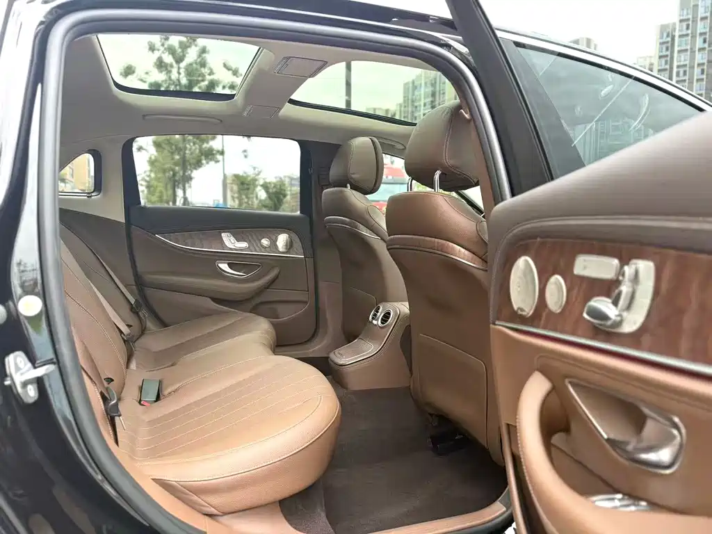Mercedes-Benz E-Class — миниатюра 6