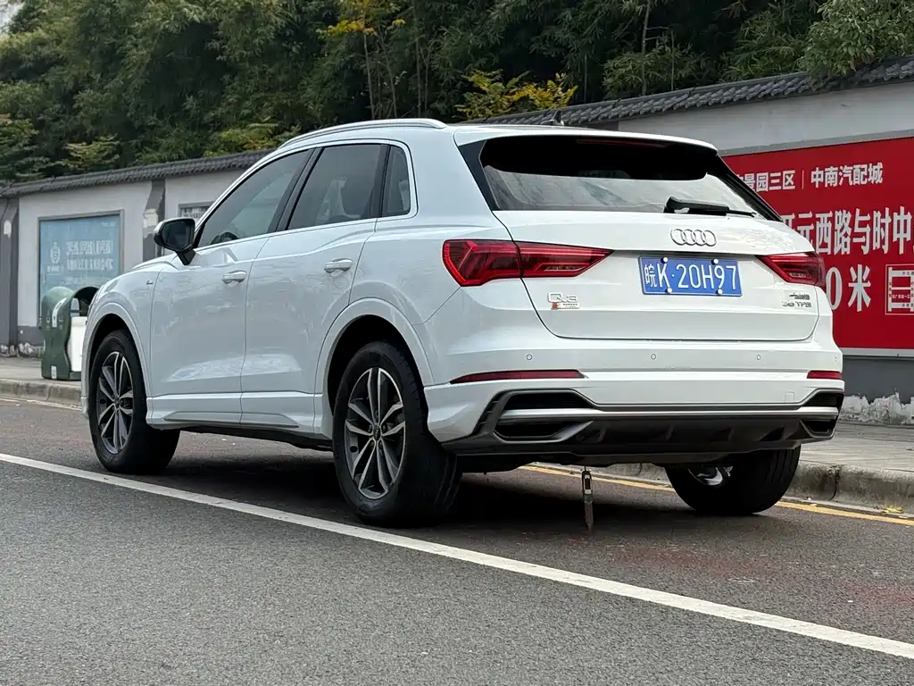 AUDI Q3