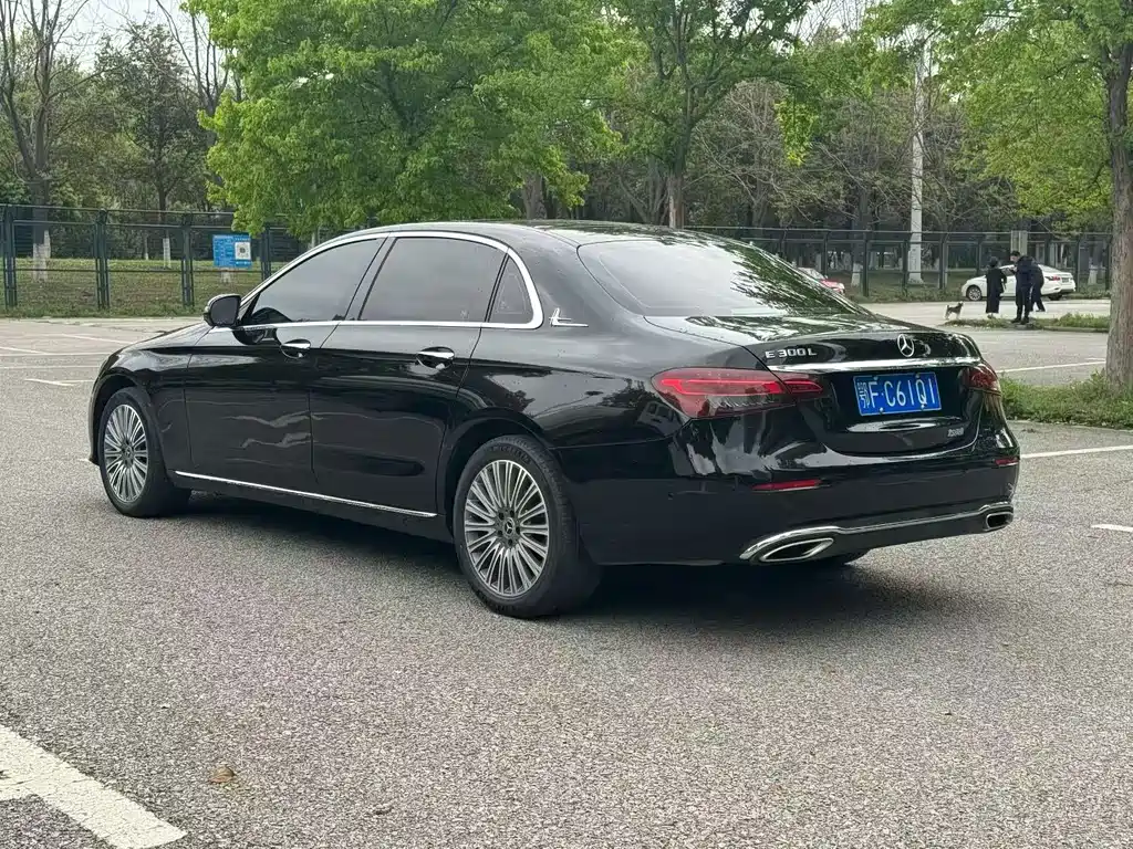 Mercedes-Benz E-Class — миниатюра 6